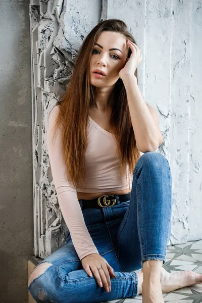 Retrato Bela Jovem Mulher Jeans Azuis Camiseta Bege Jovem Modelo — Fotografia de Stock