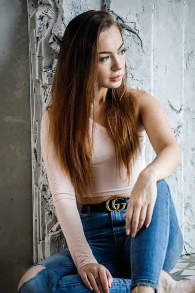 Portrait Beautiful Young Woman Blue Jeans Beige Shirt Young Model — Stock Photo, Image