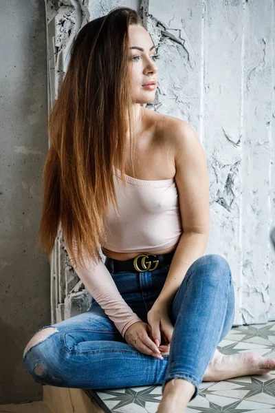 Retrato Una Hermosa Mujer Joven Jeans Azules Camiseta Beige Modelo — Foto de Stock