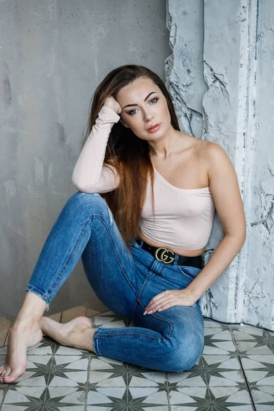 Portrait Beautiful Young Woman Blue Jeans Beige Shirt Young Model — Stock Photo, Image