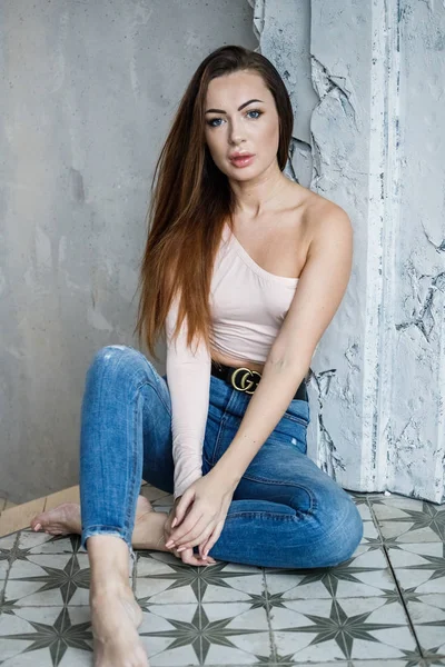 Mavi Jeans Bej Shirt Güzel Genç Kadın Portresi Lüks Daireler — Stok fotoğraf