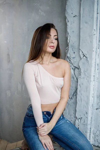 Retrato Una Hermosa Mujer Joven Jeans Azules Camiseta Beige Modelo —  Fotos de Stock