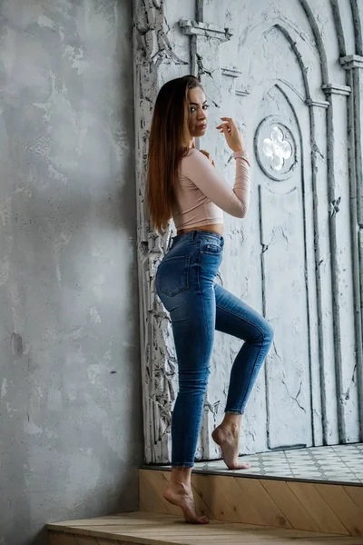 Mavi Jeans Bej Shirt Güzel Genç Kadın Portresi Lüks Daireler — Stok fotoğraf