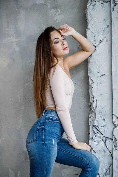 Retrato Una Hermosa Mujer Joven Jeans Azules Camiseta Beige Modelo —  Fotos de Stock