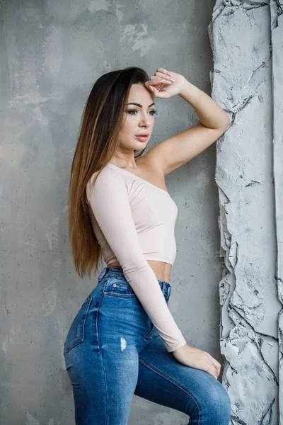 Retrato Bela Jovem Mulher Jeans Azuis Camiseta Bege Modelo Jovem — Fotografia de Stock