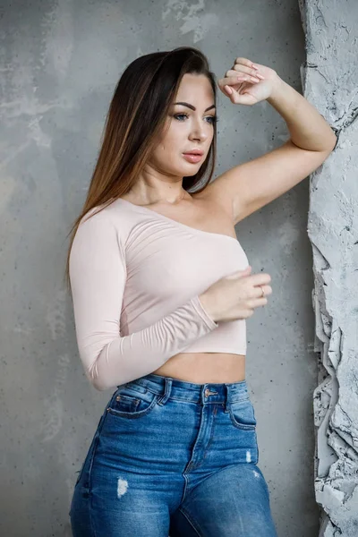 Porträt Einer Schönen Jungen Frau Blauen Jeans Und Beigem Shirt — Stockfoto