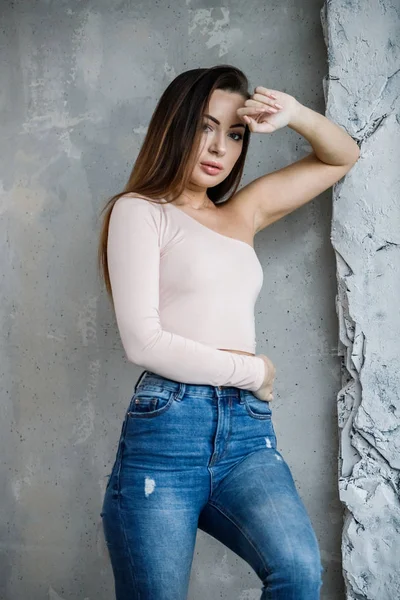 Retrato Una Hermosa Mujer Joven Jeans Azules Camiseta Beige Modelo — Foto de Stock