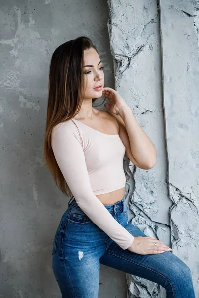 Retrato Una Hermosa Mujer Joven Jeans Azules Camiseta Beige Modelo — Foto de Stock