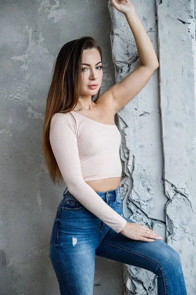 Retrato Una Hermosa Mujer Joven Jeans Azules Camiseta Beige Modelo —  Fotos de Stock