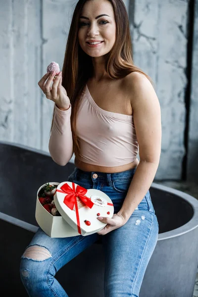 Porträt Einer Schönen Jungen Frau Blauen Jeans Und Beigem Shirt — Stockfoto