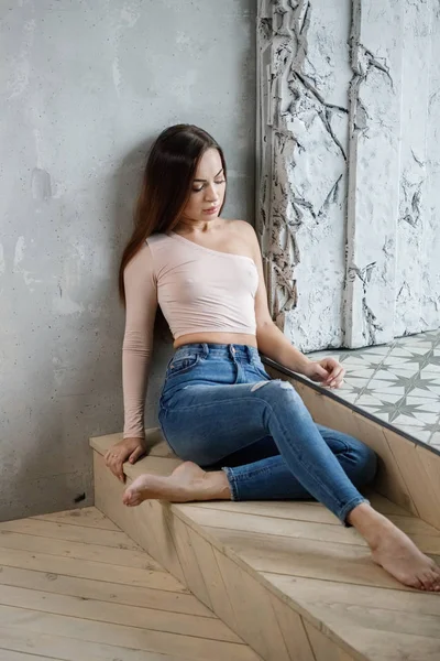 Porträtt Vacker Ung Kvinna Blå Jeans Och Beige Shirt Ung — Stockfoto