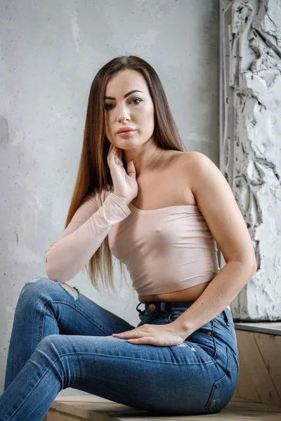 Retrato Bela Jovem Mulher Jeans Azuis Camiseta Bege Jovem Modelo — Fotografia de Stock