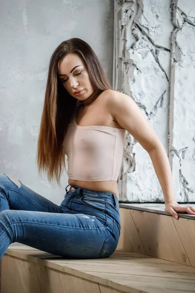 Retrato Bela Jovem Mulher Jeans Azuis Camiseta Bege Jovem Modelo — Fotografia de Stock