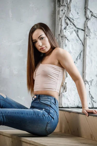 Porträt Einer Schönen Jungen Frau Blauen Jeans Und Beigem Shirt — Stockfoto