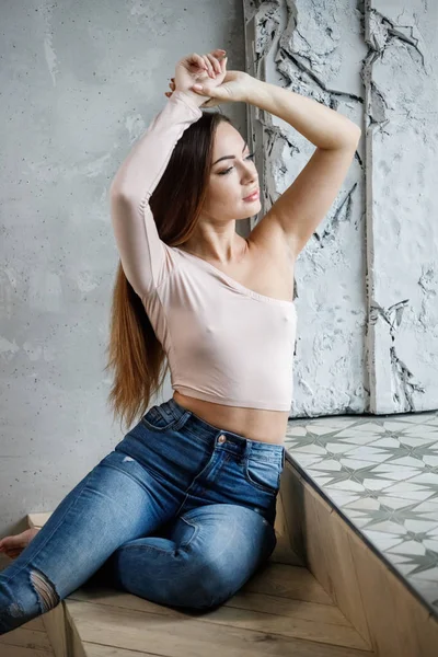 Retrato Bela Jovem Mulher Jeans Azuis Camiseta Bege Jovem Modelo — Fotografia de Stock