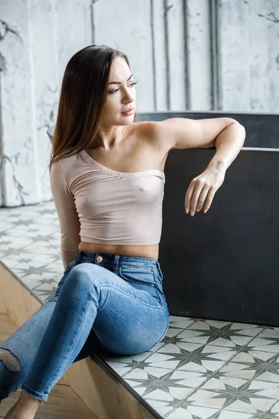 Retrato Bela Jovem Mulher Jeans Azuis Camiseta Bege Jovem Modelo — Fotografia de Stock