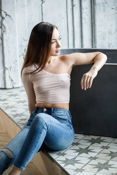 Porträtt Vacker Ung Kvinna Blå Jeans Och Beige Shirt Ung — Stockfoto