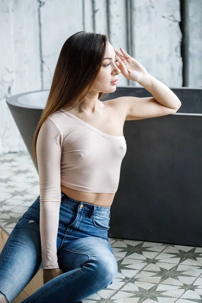 Portret Van Mooie Jonge Vrouw Spijkerbroek Beige Shirt Jonge Model — Stockfoto