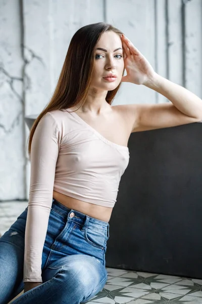 Porträt Einer Schönen Jungen Frau Blauen Jeans Und Beigem Shirt — Stockfoto