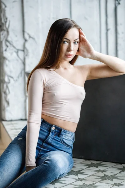 Portret Van Mooie Jonge Vrouw Spijkerbroek Beige Shirt Jonge Model — Stockfoto