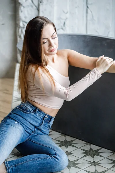 Porträt Einer Schönen Jungen Frau Blauen Jeans Und Beigem Shirt — Stockfoto