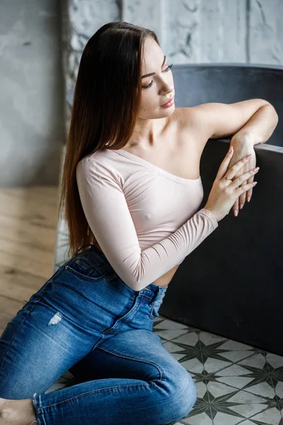 Porträt Einer Schönen Jungen Frau Blauen Jeans Und Beigem Shirt — Stockfoto