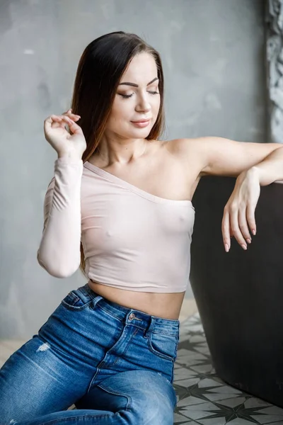 Porträt Einer Schönen Jungen Frau Blauen Jeans Und Beigem Shirt — Stockfoto