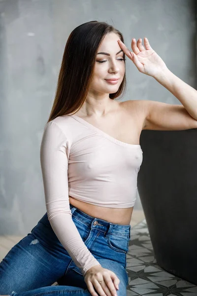 Retrato Bela Jovem Mulher Jeans Azuis Camiseta Bege Jovem Modelo — Fotografia de Stock