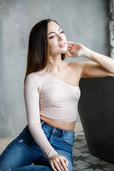 Porträt Einer Schönen Jungen Frau Blauen Jeans Und Beigem Shirt — Stockfoto