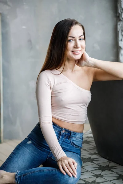 Retrato Una Hermosa Mujer Joven Jeans Azules Camiseta Beige Modelo —  Fotos de Stock