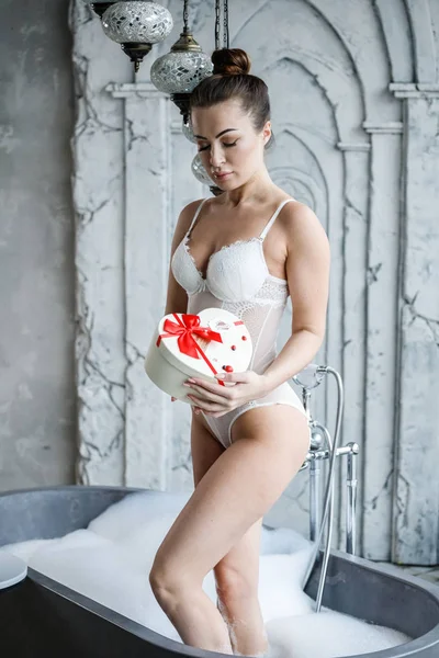 美丽的年轻女子在白色内衣的肖像 洗澡和吃甜食的模特 — 图库照片