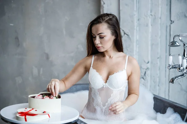 Portret Van Mooie Jonge Vrouw Witte Lingerie Model Nemen Bad — Stockfoto