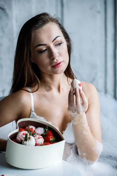 Retrato Bela Jovem Mulher Lingerie Branca Modelo Tomar Banho Comer — Fotografia de Stock