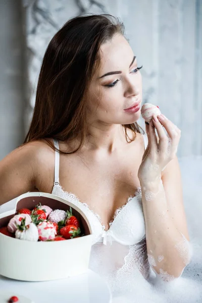 Retrato Una Hermosa Joven Lencería Blanca Modelo Tomar Baño Comer —  Fotos de Stock