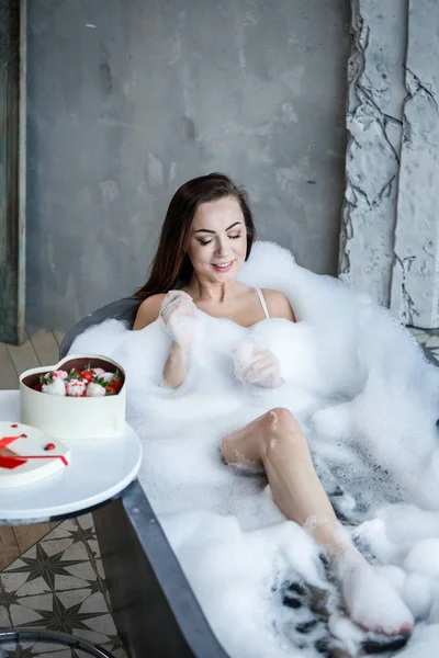Beyaz Çamaşırı Güzel Genç Kadın Portresi Model Banyo Tatlılar Yemek — Stok fotoğraf