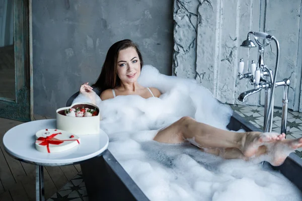 Beyaz Çamaşırı Güzel Genç Kadın Portresi Model Banyo Tatlılar Yemek — Stok fotoğraf