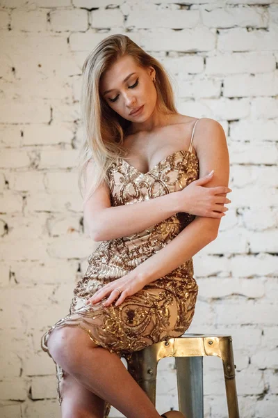 Retrato Moda Mulher Loira Beleza Vestido Dourado Elegante Estúdio Fundo — Fotografia de Stock