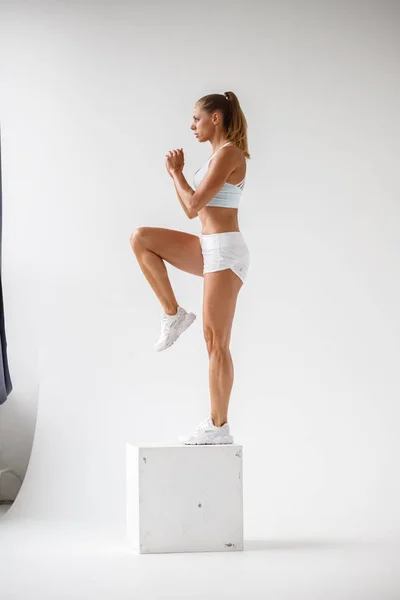 Estudio Tiro Mujer Joven Deportiva Ropa Deportiva Modelo Belleza Haciendo — Foto de Stock