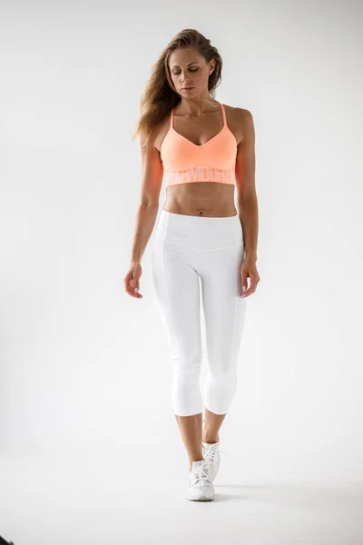 Studio Plan Jeune Femme Sportive Vêtements Sport Modèle Beauté Debout — Photo