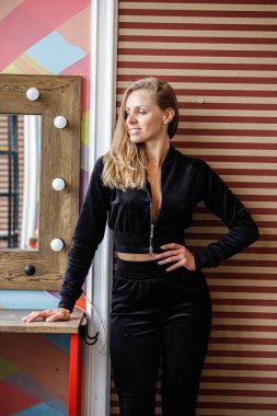 Siyah kıyafetler güzellik modelinin moda portresi, lüks iç poz genç kadın 