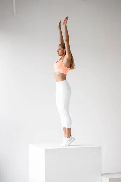 Estudio Tiro Mujer Joven Deportiva Ropa Deportiva Modelo Belleza Haciendo — Foto de Stock