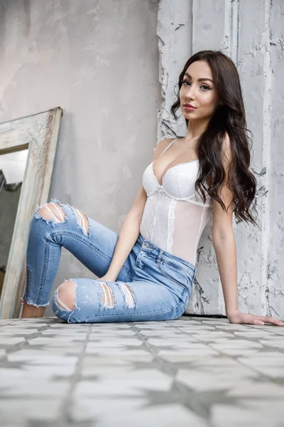 Studio Ritratto Bella Donna Bruna Che Indossa Lingerie Bianca Jeans — Foto Stock