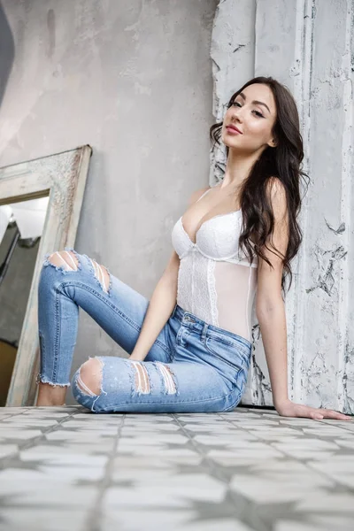 Retrato Estúdio Bela Mulher Morena Vestindo Lingerie Branca Jeans Azuis — Fotografia de Stock