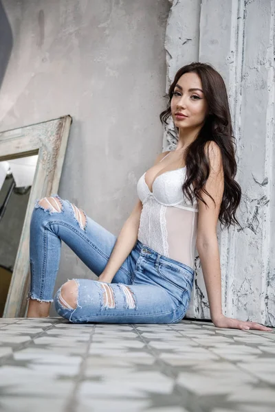 Studioporträt Der Schönen Brünetten Frau Weißen Dessous Und Blauen Jeans — Stockfoto