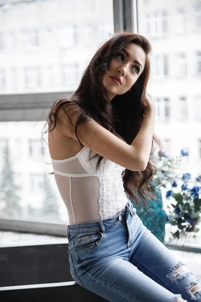 Retrato Estúdio Bela Mulher Morena Vestindo Lingerie Branca Jeans Azuis — Fotografia de Stock