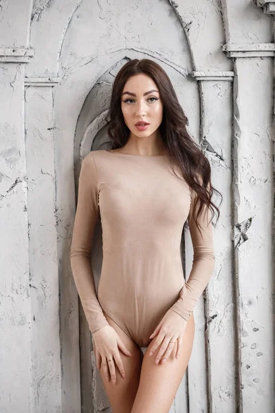 Studio Ritratto Bella Donna Bruna Che Indossa Vestiti Beige Affascinante — Foto Stock