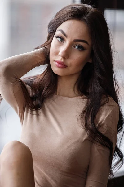 Studio Portret Van Mooie Brunette Vrouw Het Dragen Van Beige — Stockfoto