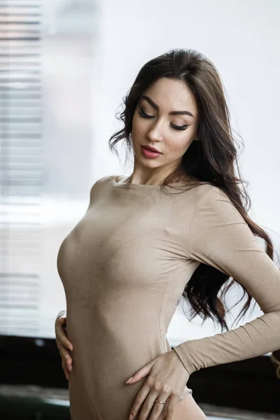 Studio Ritratto Bella Donna Bruna Che Indossa Vestiti Beige Affascinante — Foto Stock