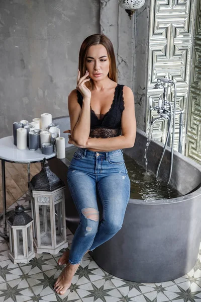 Modern Banyo Poz Siyah Çamaşırı Mavi Kot Güzellik Genç Kadın — Stok fotoğraf