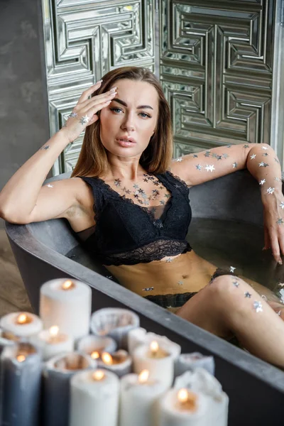 Close Portret Van Schoonheid Jonge Vrouw Zwarte Lingerie Poseren Moderne — Stockfoto